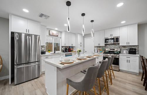 Entire Private Home with 3 Bedrooms 2 Bathrooms, Hot Tub, Garage, King Bed, Available Now - Foto 4