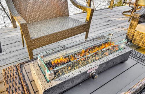 Lakefront Cottage with Dock, Hot Tub and Fire Pit - Foto 29