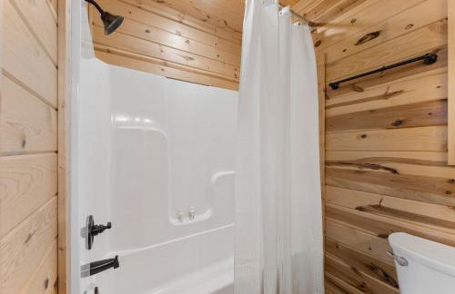 Cabin 1 - Peaceful Cabin Near River with Fire Pit and Hot Tub - Foto 9