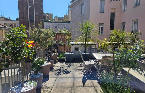 Exclusive top floor 2-bedroom flat - Photo 49