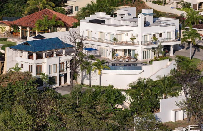 Exquisite Hilltop Villa with Luxurious Modern Design, Sweeping Ocean Views & Sparkling Infinity Pool - Foto 50