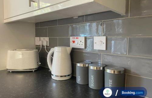 Modern 1 bedroom flat with free parking - Photo 9