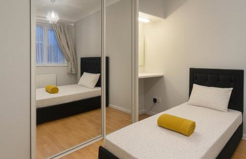 Modern 3 Bedroom Home, Free Parking, Garden, Sleeps 7 - Photo 5