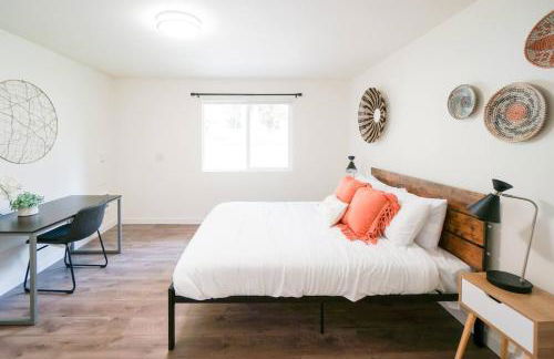 Beautiful Light-filled Farmhouse w swing & slide - Foto 19