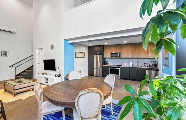 Airy and Open Corner Loft - 92 Walkscore - Photo 12