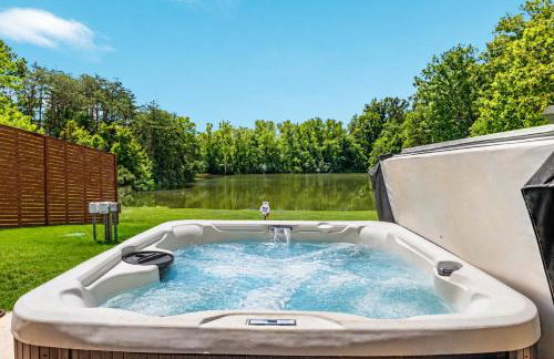 Lake Haus Cabin - Hot Tub, Sauna, Lake View, Wi-Fi - Photo 3