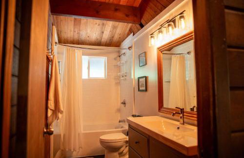 Mid-century Cabin Hideaway - Hot Tub & Fire Pit - Foto 49