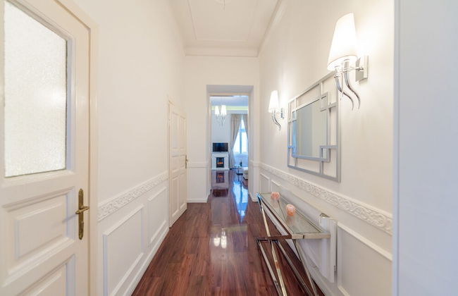 Music Academy Bedroom Suite Café Vian Apartman Kft - Photo 12