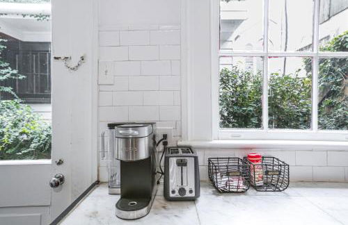 Updated Bourbon Street Condo with Smart TVs! - Foto 12