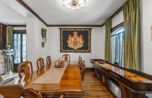 Castle Stay by Gathering Place Hot Tub & Fire Pit - Foto 13