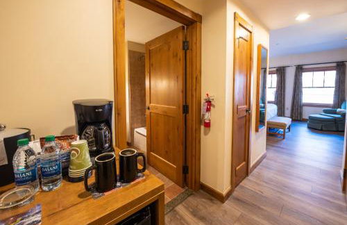 Two Bedroom Condo with a Balcony in Mountaineer Square condo - Foto 25