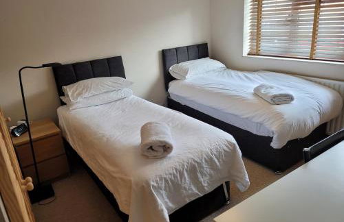 The Holbein Three bedroom home near tilgate park private parking and garden - Foto 5