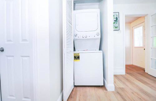 StylishAptWtrGrdnOppLake&Prk&Yrd - Foto 17