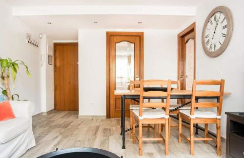 Charming Apartment With Vibrant Accents - Photo 28