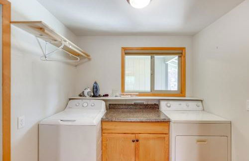 Ping-Pong and Private Hot Tub Family Cabin in Bend! - Foto 19