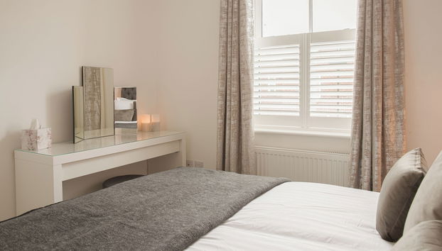 Stunning 2 BD with Patio & Free Parking - Foto 5, Habitación