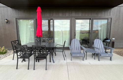 Newly Updated Modern, Spacious, and Cozy Condo- Right on the Lake! - Foto 20