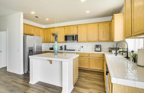 Pool Table and Charcoal Grill Home in Victorville! - Foto 7