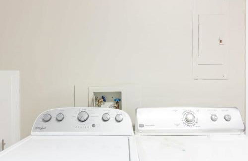 Wrap-Around Porch Uptown Stay-Pets Welcome! - Foto 13