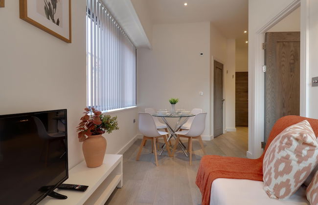 Apartment Sleeps 2 With Free Parking - Photo 8