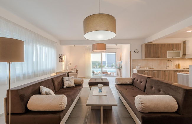 Modern and Spacious Home With Swimming Pool - Foto 12