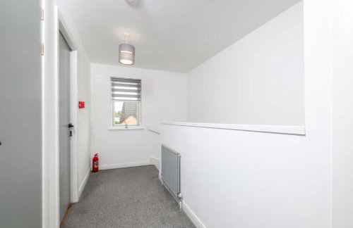 LANGLEY HOUSE Free Parking central LOCATION 5 bed all double with smart TV 3 BATHROOMS Loved by TRADES teams ideal for LONG STAYS contact langley cottages and apartments - Foto 20