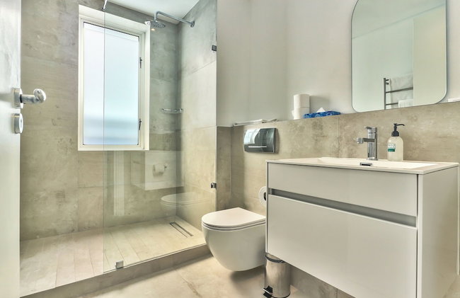Luxury Three Bedroom Apartment - Fully Furnished and Equipped - Photo 9