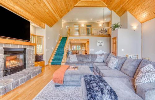 Iron Mountain - Spacious Secluded Lodge with Hot Tub & Game Room - Photo 13