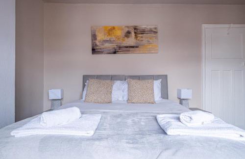 Stunning Home Ideal for comfort by Our Home Short Stays Free parking fast Wi-Fi and plenty of shops and eating options close by - Foto 7