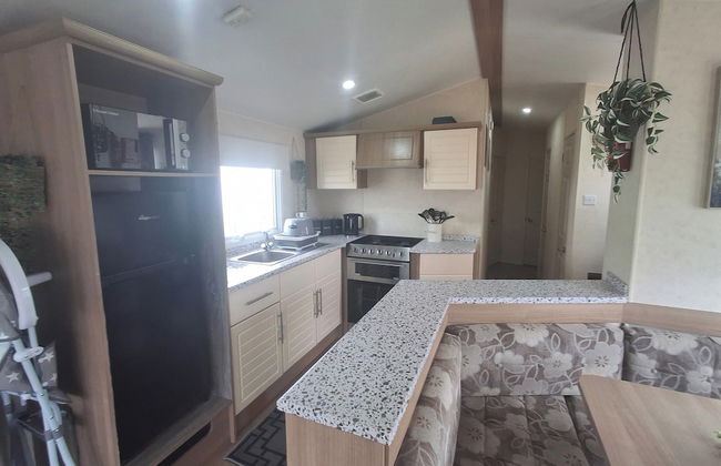 3-bed Caravan, Sleeps 8, Pool & Beach - Foto 14