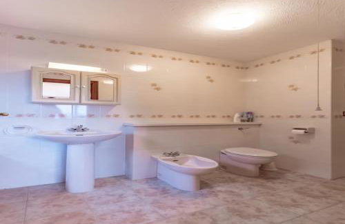 Tudor Style Seafront Home Sea Views Shoebury - Pass the Keys - Foto 11