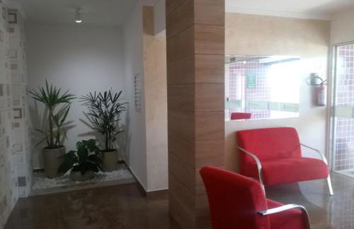 Prédio com piscina na cobertura frente ao mar,apartamento para até 6 pessoas e 3 crianças até 8 anos, churrasqueira na sacada, Wi-Fi grátis, rede de proteção, NÃO oferecemos roupas de cama e banho, 1 vaga de garagem, na Praia Grande-Vila Mirim - Foto 53