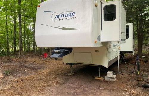 Betsie -35Ft RV Camper in Woods -Firepit & Hot Tub - Foto 3