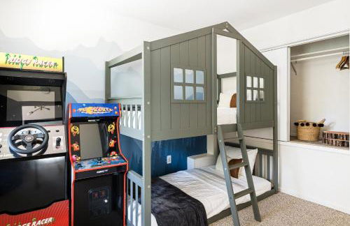 Modern Designer Cabin, Newly Renovated, EV Charger, Arcade, Kids Bunkbed, Minutes to Lake Arrowhead and Lake Gregory - Foto 6