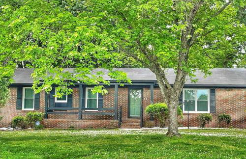 Charming Family Retreat Near Parks Fire Pit & Games - Photo 10