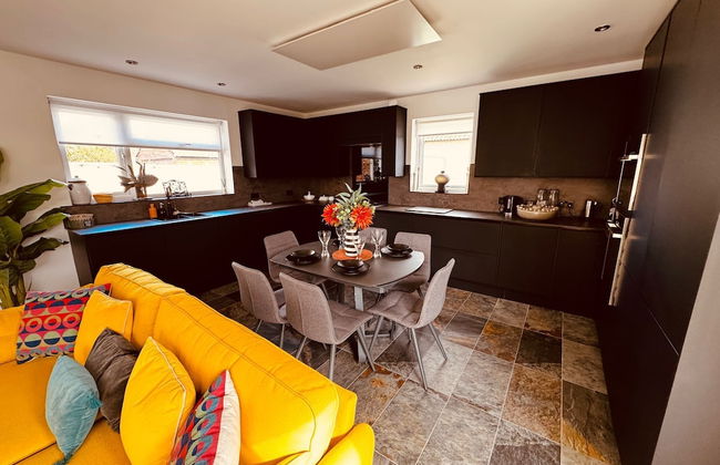 Luxury Adult-only 2-bedroom Bungalow With Hot Tub - Foto 17