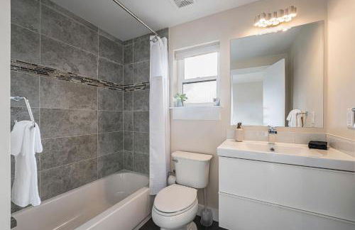 Walk to Broncos Stadium Hot tub & Rooftop - Foto 30