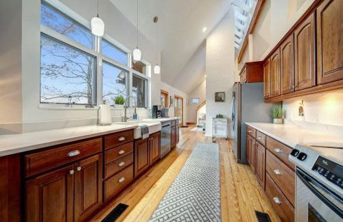 Exclusive Wooded Chalet w Magnificent River Views - Foto 10