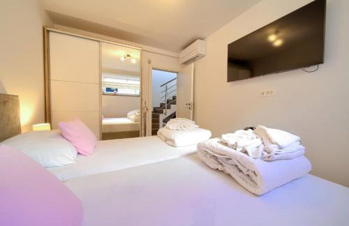 VILLA SOLIS LACUS modernes Apartment - privater beheizbarer Pool- Klimaanlage - private Parkplätze - Foto 16