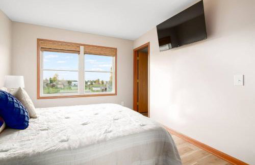 Boho Cleveland Bungalow - Sun-Drenched 2BR with Deck - Foto 20