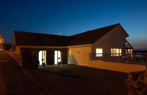 Stunning Property Seaviews, Private Pool & Parking - Photo 12