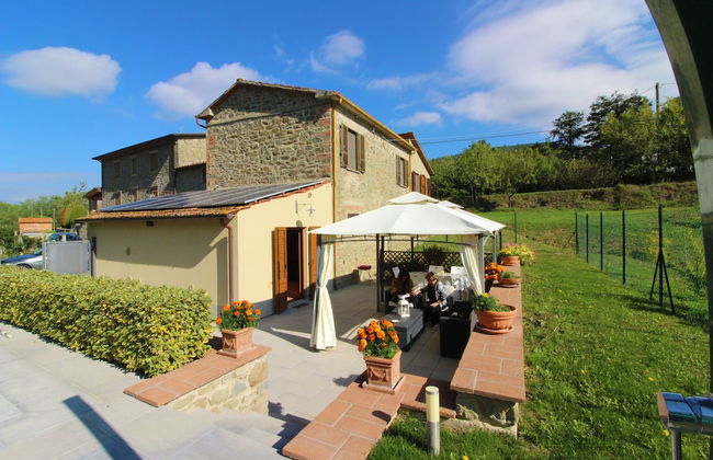 Stunning Private Villa for 4 Guests With Wifi, Private Pool, TV, Veranda, Pets Allowed and Parking - Photo 3