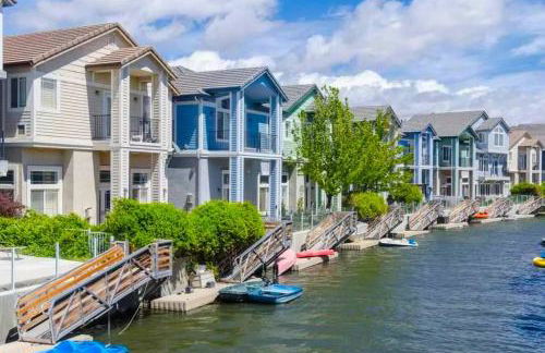 Marina Escape-Lake-Family-Fishing-Casino - Photo 1