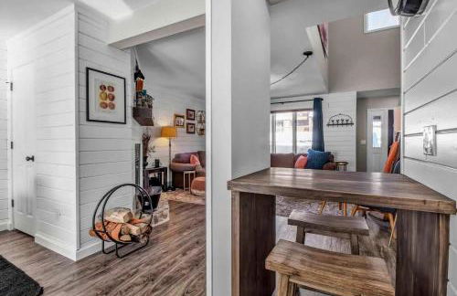 Modern Townhome with Decks Fireplace & Mountain Views - Foto 28