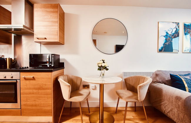 Deluxe City Centre Apt Balcony & View & Free Parking - Photo 28