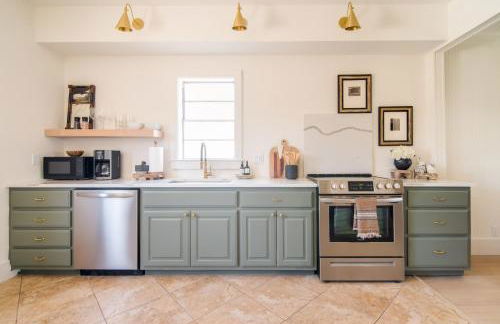 The Gable - 3 BLKS from Main St - Photo 2