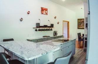 Resting Point - Hot Tub, Firepit, Spacious 4-BR Home - Foto 23