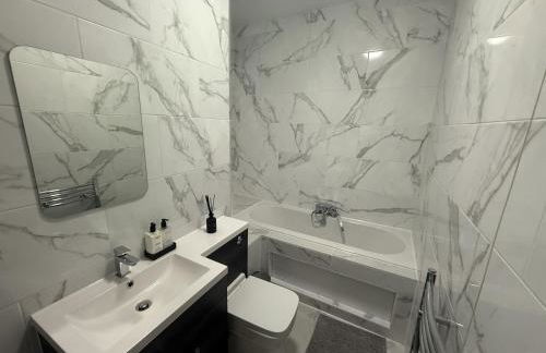 Southend Apartment With Parking, Private Garden and Beach Side Location - Foto 34