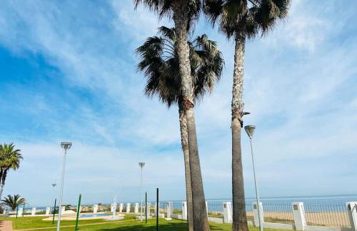 Apartamento en primera línea de playa con piscina y garaje gratuito - Foto 47