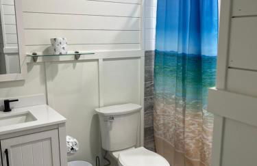 Cheerful 7 Bdrm Home with Private Pool One Block from Beach - Foto 27